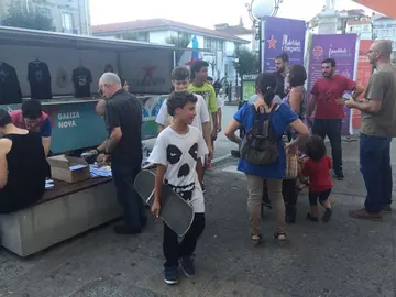Un grupo de xente diante da Caravana da Mocidade