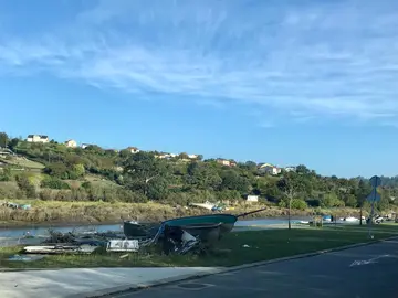 Restos de lixo e embarcaci&oacute;ns no porto