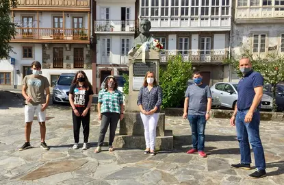 A portavoz municipal, Amelia S&aacute;nchez, no centro da imaxe durante a ofrenda floral a Antol&iacute;n Faraldo