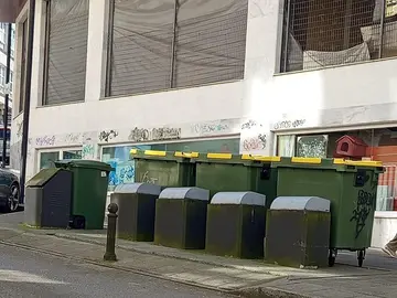 Illa de colectores no inicio da r&uacute;a do pintor Seixo Rubio