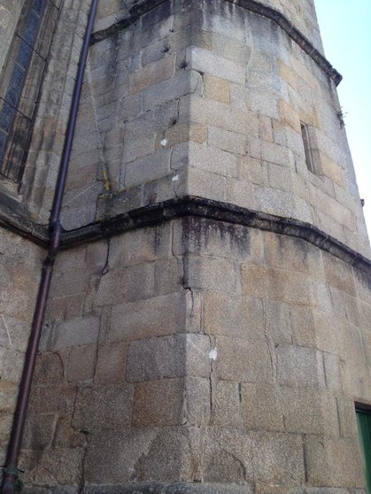 Detalle das fendas na torre municipal