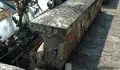 Advertimos no Pleno de varios bloques de granito do muro do peirao que están soltos