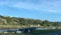 Solicitamos que o goberno local retire os restos de barcos e lixo de todo tipo do porto