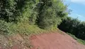 Denunciamos que un grupo de mozos se viu obrigado a limpar a pista polideportiva de Castro pola falta de atención do goberno local