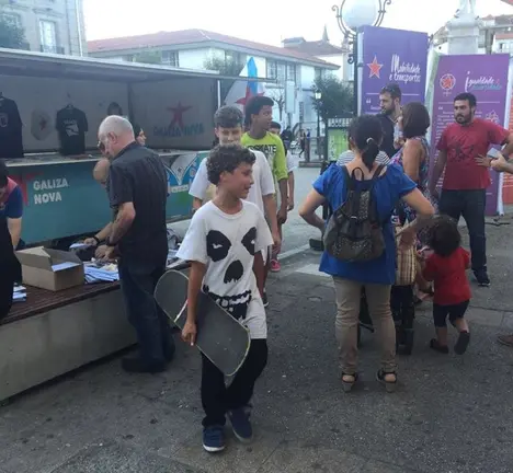 Un grupo de xente diante da Caravana da Mocidade