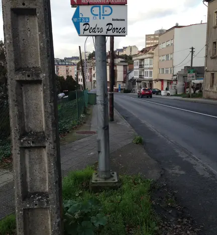 Postes, farolas e colectores impiden a visibilidade