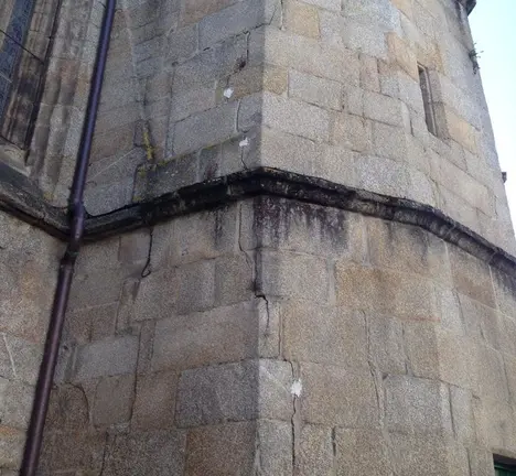 Detalle das fendas na torre municipal