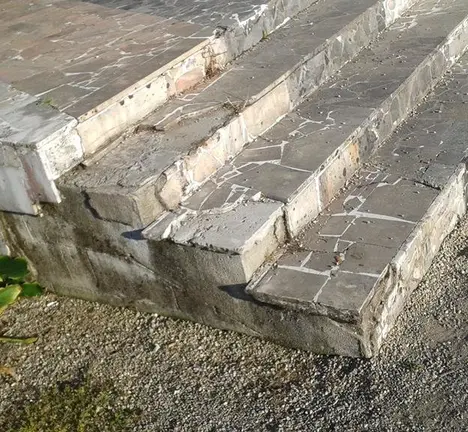 Detalle da escalinata de acceso ao templete da parte nova do Pasatempo