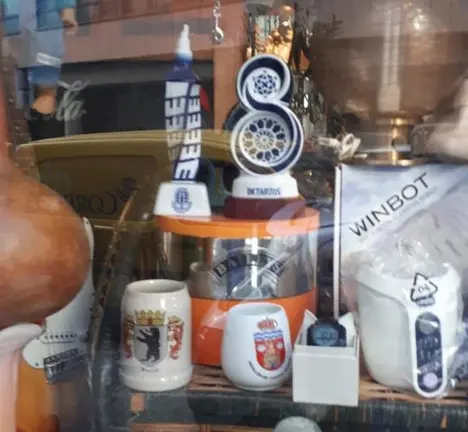 A figura na vitrina dunha tenda na Coru&ntilde;a