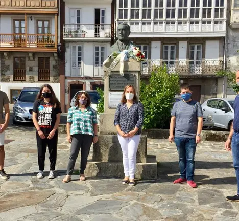 A portavoz municipal, Amelia S&aacute;nchez, no centro da imaxe durante a ofrenda floral a Antol&iacute;n Faraldo