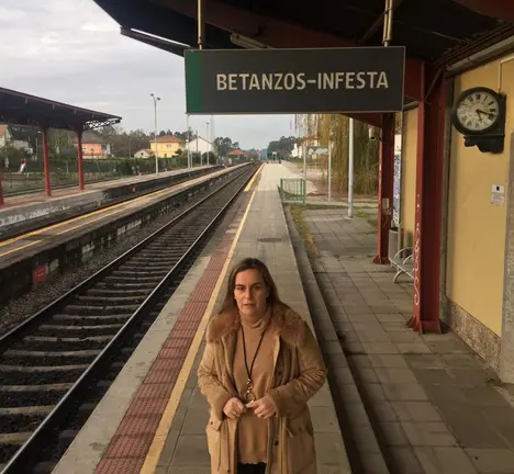 Amelia S&aacute;nchez na estaci&oacute;n de tren de infesta