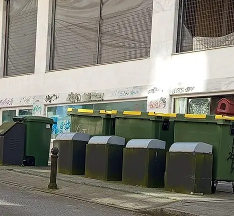 Illa de colectores no inicio da r&uacute;a do pintor Seixo Rubio